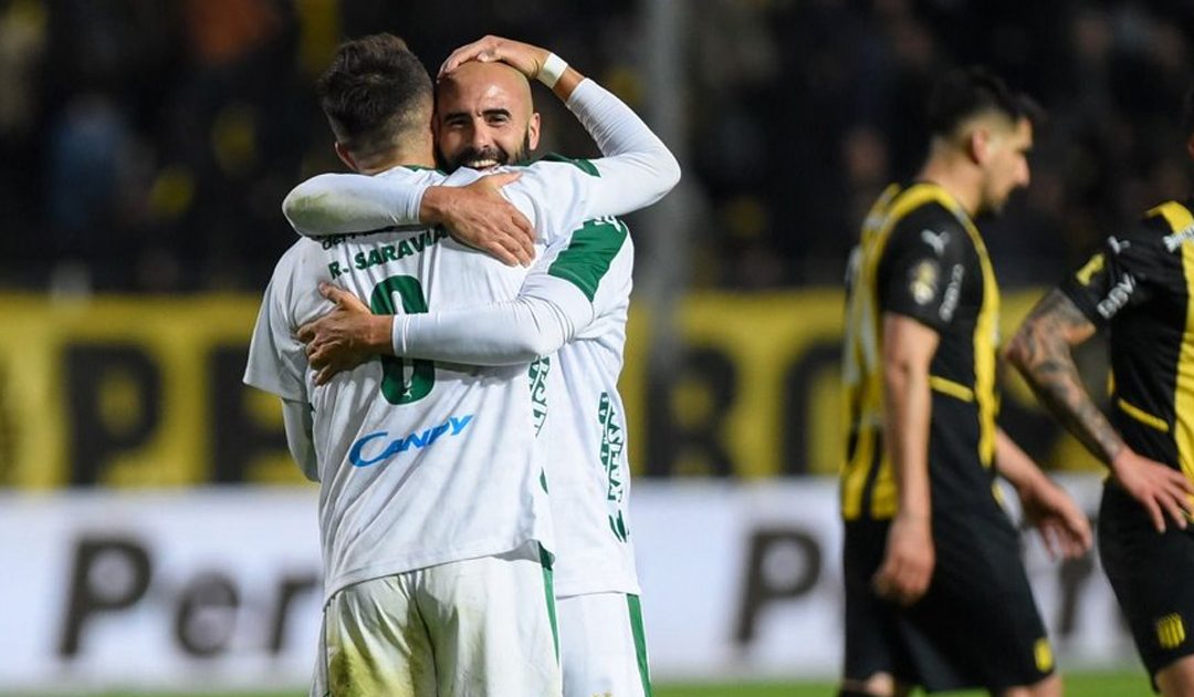El pizarrón de Plaza firmado por los jugadores y con un mensaje de Cappuccio en el Campeón del Siglo
